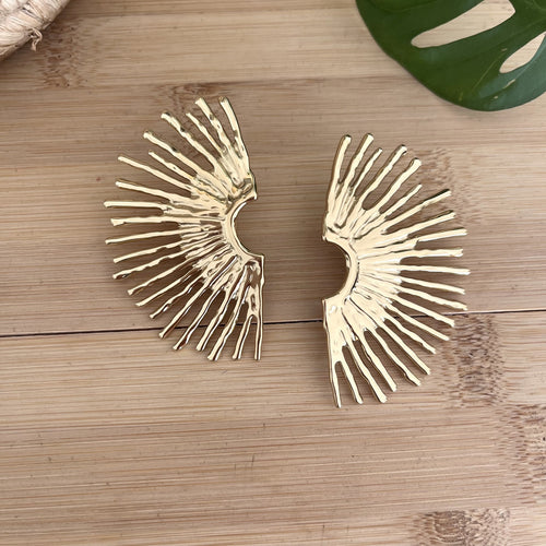 Une paire de boucles d’oreilles en demie soleil, en acier inoxydable doré 