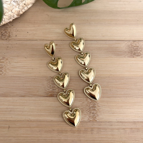 Paire de boucles d’oreilles pend a tes avec des coeurs qui descendent les une après les autres, en acier inoxydable doré