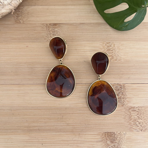 Boucles d’oreilles pendantes avec 2 pierres marrons serties sur de l’acier inoxydable doré