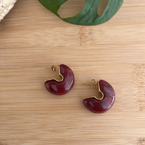 Boucles d oreilles type créoles en résine de couleurs bordeaux petit format