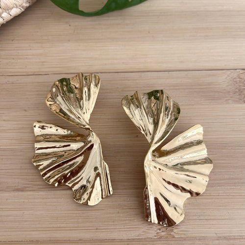 Boucles d’oreilles pendantes en demie fleur, aspect martelé, en acier inoxydable doré 