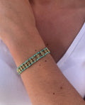 poignet de femme portant un bracelet en pierre naturelles de couleur turquoise