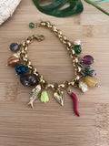 Bracelet femme en acier inoxydable doré, avec des pampilles de plusieurs couleurs différentes 