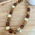Collier femme en résine avec des nuances de marron foncé, marron clair et doré