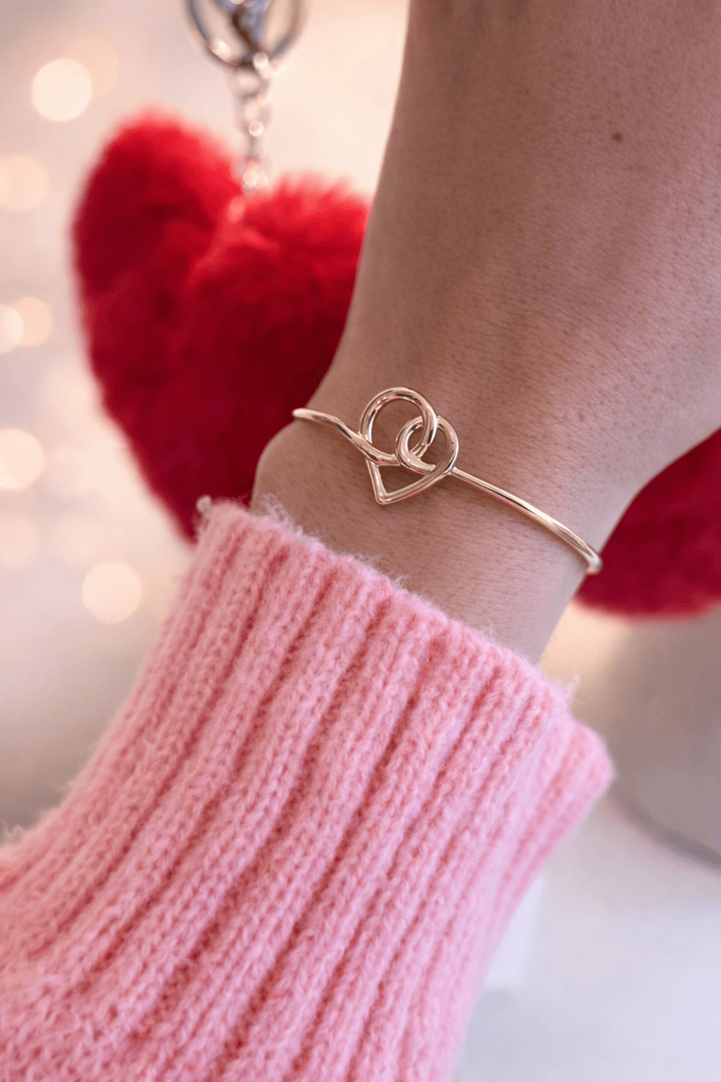 Poignet de femme portant un bracelet jonc doré en plaqué or