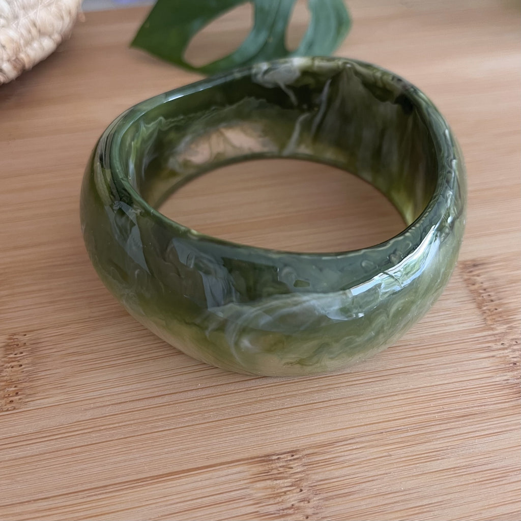 Bracelet jonc femme en résine de couleur verte 